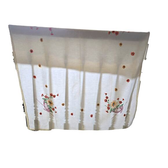 Vintage Hand Embroidered Crocheted Border 47" X 40" Tablecloth - Picture 10 of 10